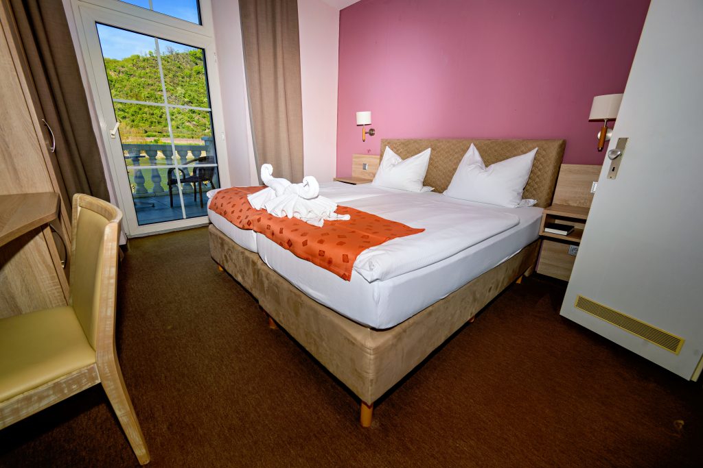 Doppelzimmer mit Balkon und Rheinblick