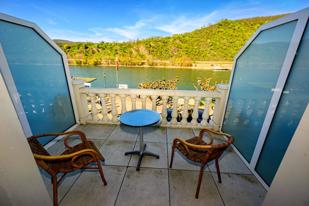 Doppelzimmer mit Balkon und Rheinblick