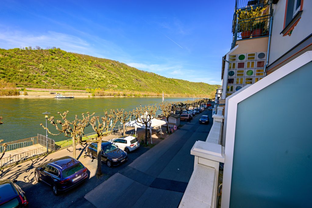 Doppelzimmer mit Balkon und Rheinblick